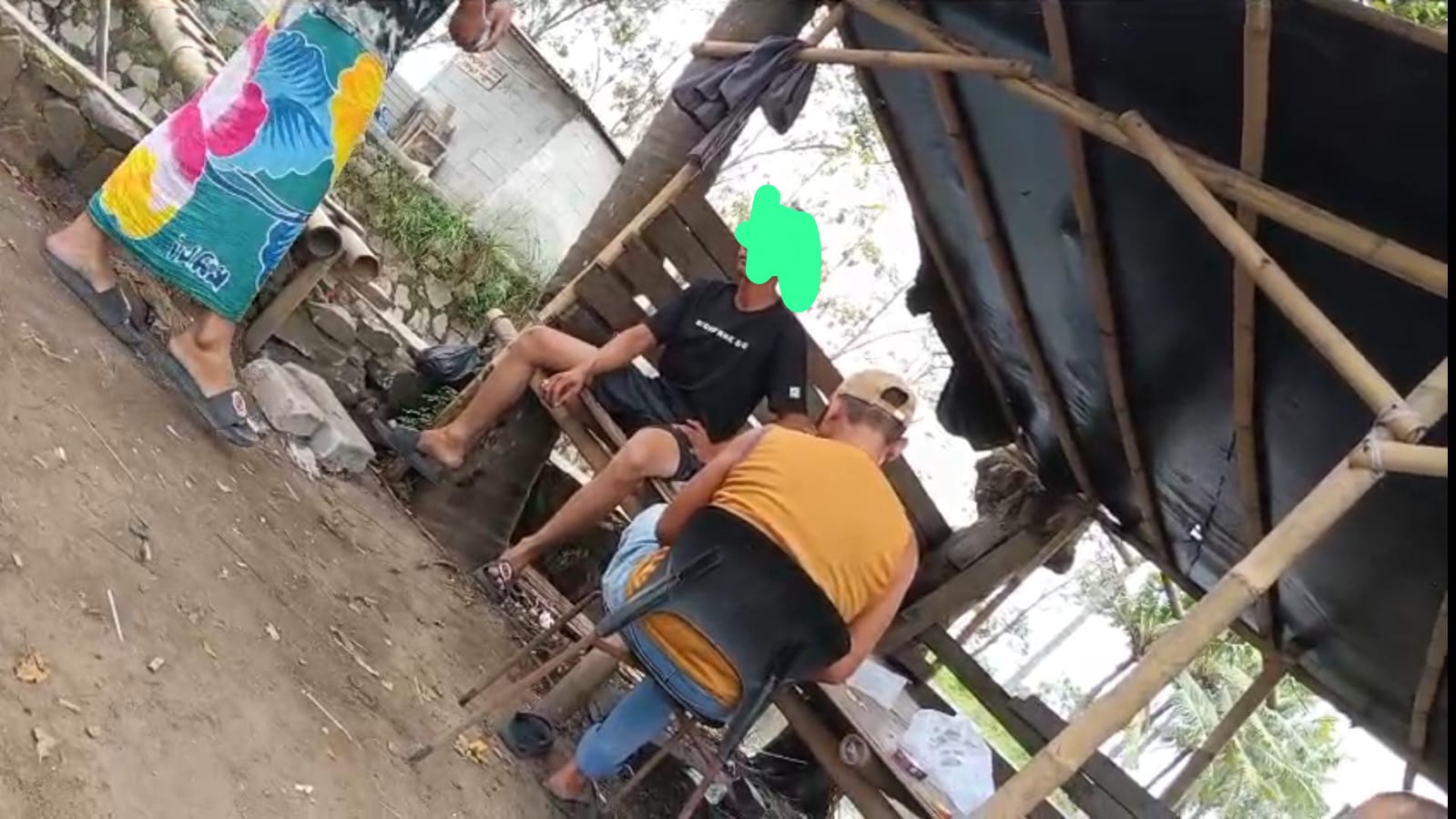 TERKUAK! Gubug di Dekat Pergudangan Sungai Turi Diduga Jadi Sarang Peredaran Obat Keras, Warga Desak Polisi Bertindak Tegas